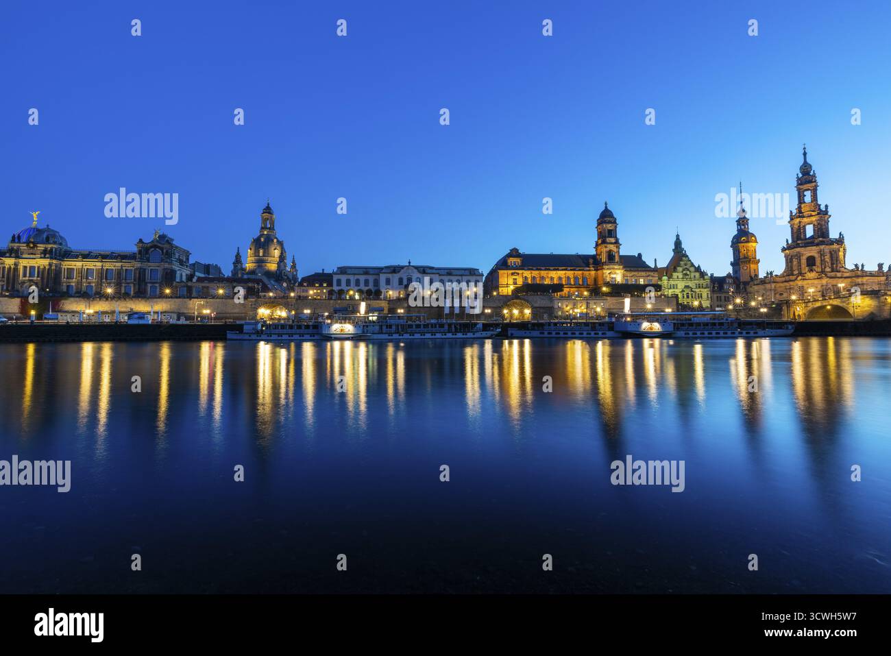Skyline della città vecchia con le terrazze di Bruehl, la Chiesa di nostra Signora, l'Accademia delle Belle Arti, la Cattedrale Sanctissimae Trinitatis, la Corte d'appello, il Ponte di Augusto Foto Stock