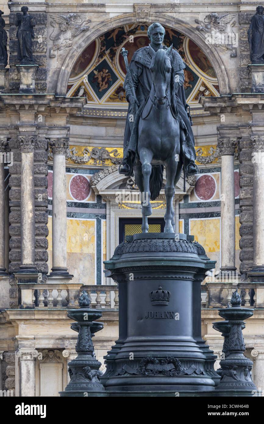 Monumento del re Giovanni di fronte al Teatro dell'Opera di Semper, alla Piazza del Teatro, alla città vecchia, a Dresda, in Sassonia, Germania Foto Stock