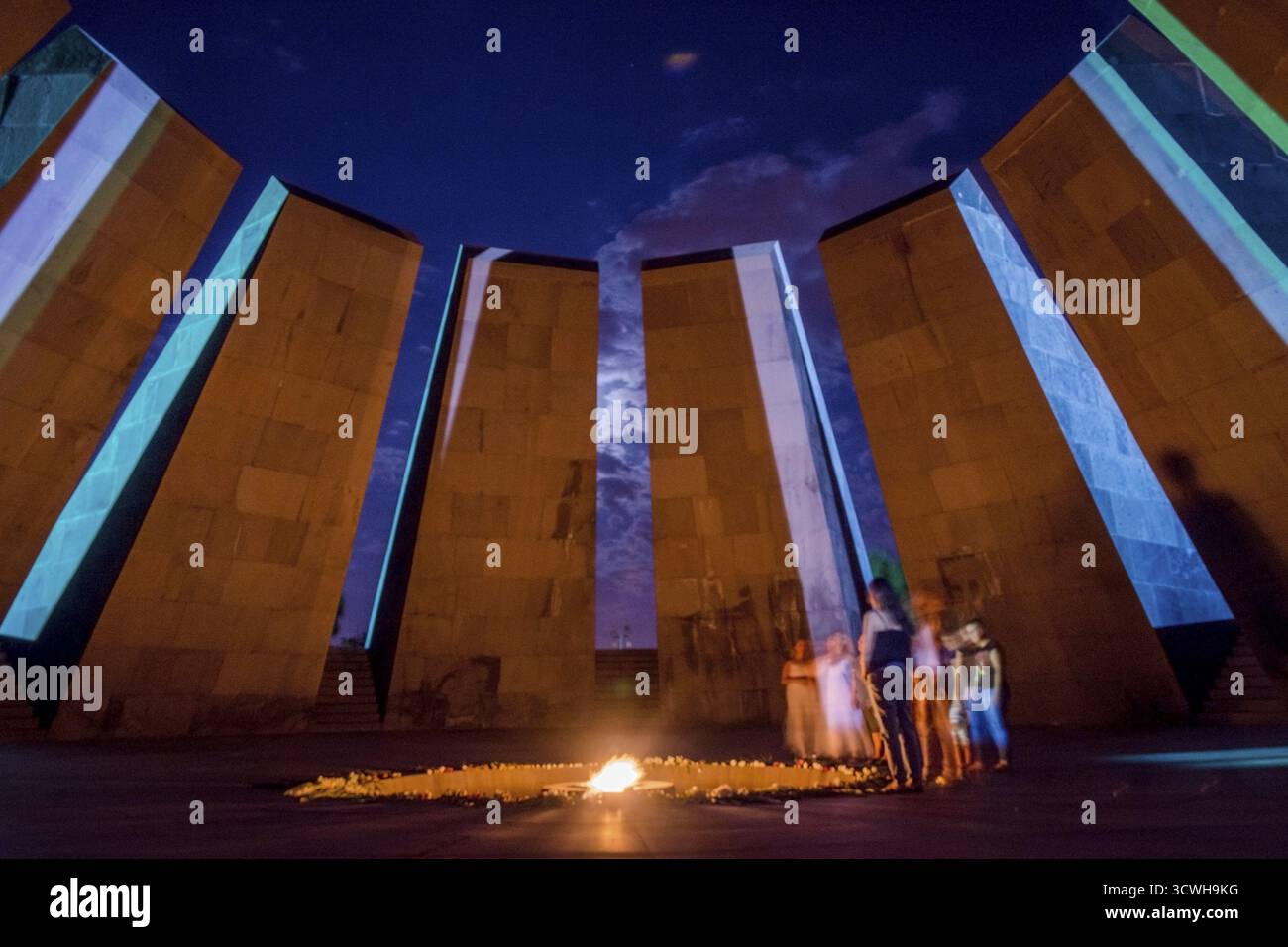 YEREVAN, Armenia - agosto 7: persone che visitano genocide memorial landmark in Yerevan e portando fiori. Agosto 2017 Foto Stock