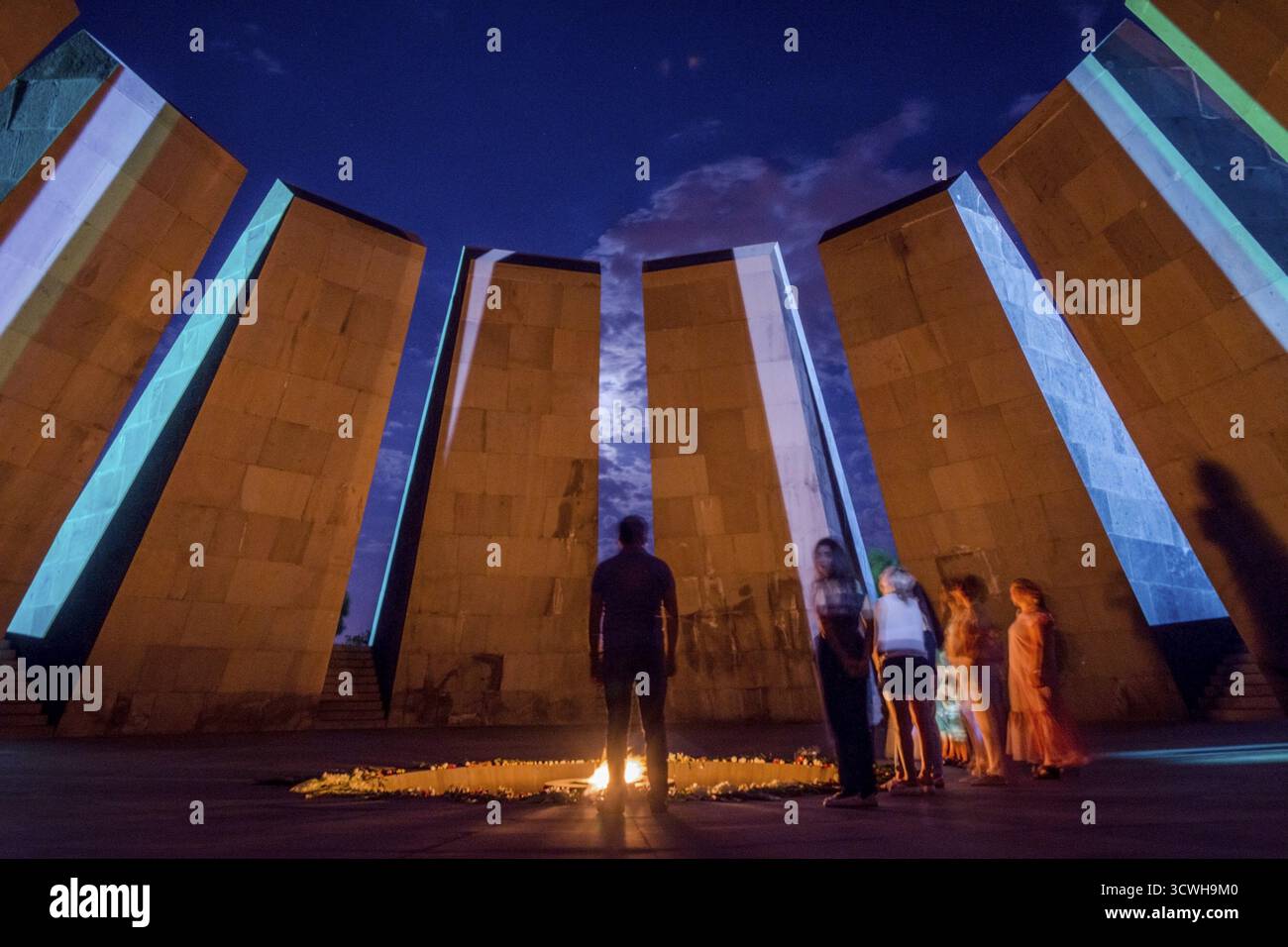 YEREVAN, Armenia - agosto 7: persone che visitano genocide memorial landmark in Yerevan e portando fiori. Agosto 2017 Foto Stock