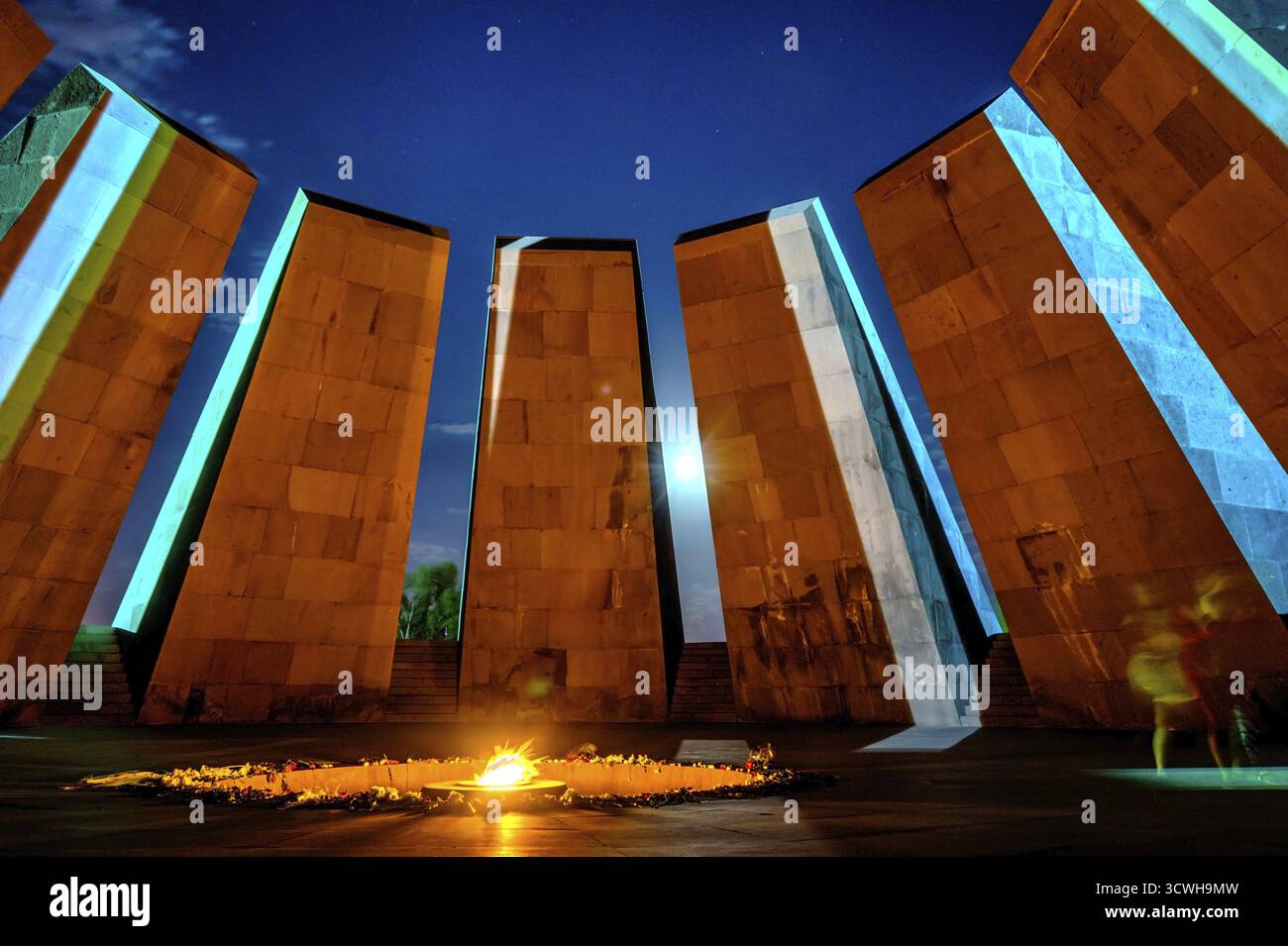 YEREVAN, Armenia - agosto 7: persone che visitano genocide memorial landmark in Yerevan e portando fiori. Agosto 2017 Foto Stock