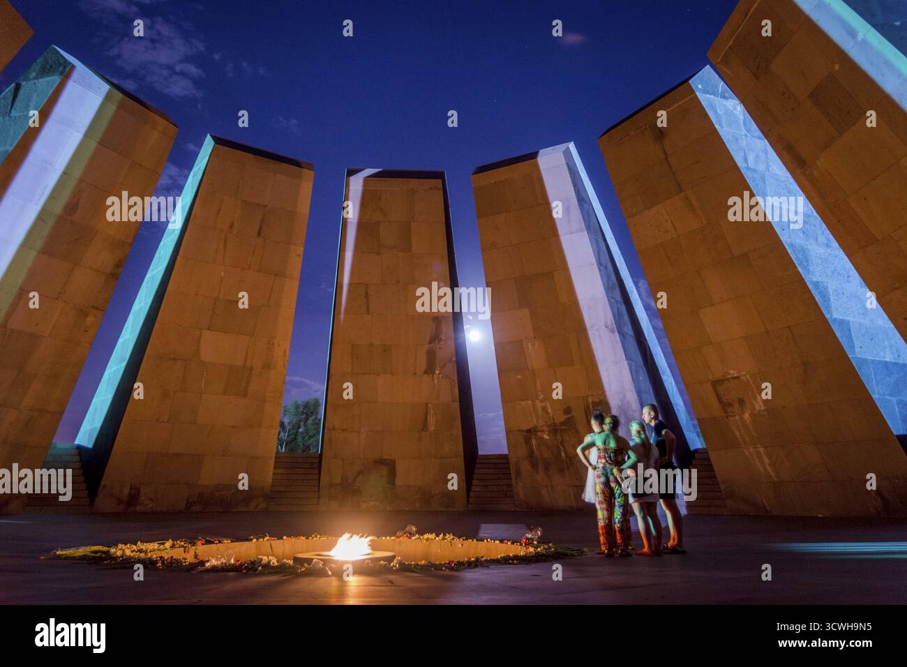 YEREVAN, Armenia - agosto 7: persone che visitano genocide memorial landmark in Yerevan e portando fiori. Agosto 2017 Foto Stock