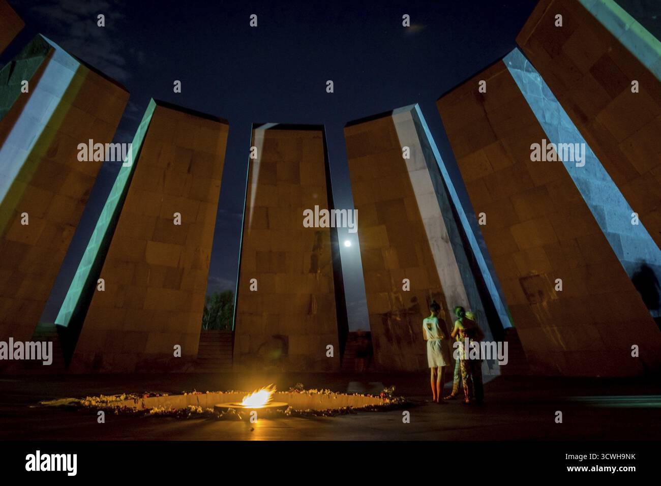 YEREVAN, Armenia - agosto 7: persone che visitano genocide memorial landmark in Yerevan e portando fiori. Agosto 2017 Foto Stock