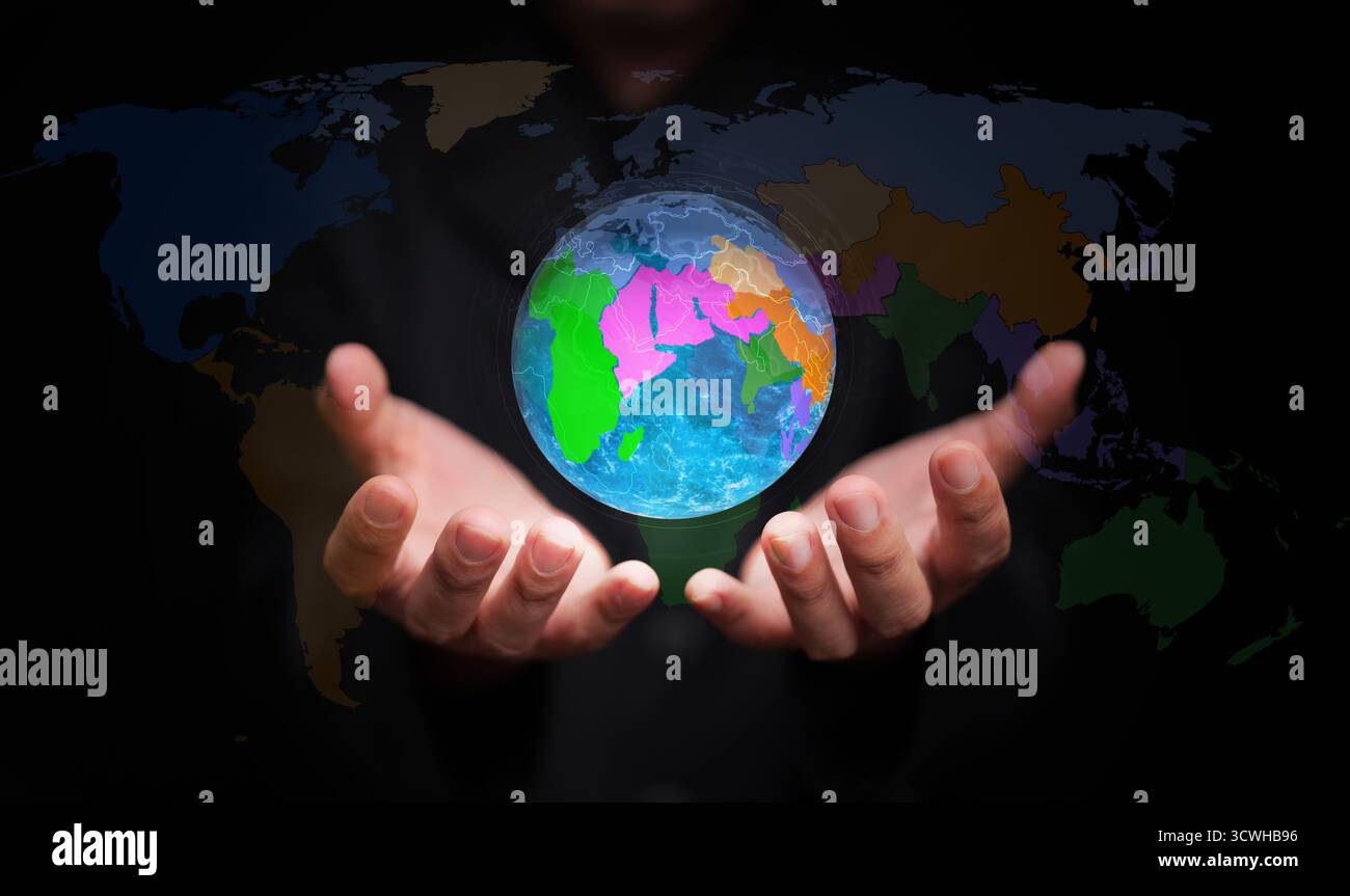Un uomo d'affari che detiene la Terra olografica con regioni colorate simboleggia il regionalismo, la cooperazione economica e la partnership strategica nel marchio globale Foto Stock
