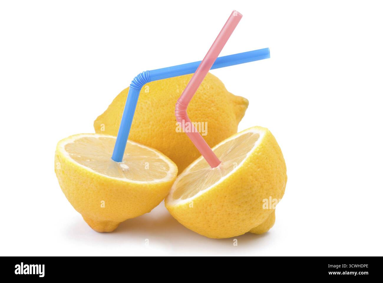 Colore cannuccia sul limone, concetto di succo di limone Foto Stock