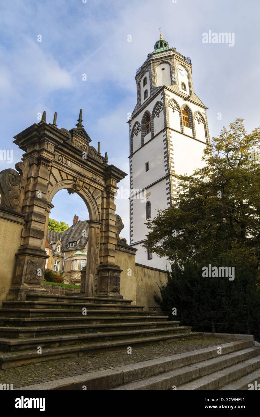 Porta dei produttori di abbigliamento e Chiesa di nostra Signora, città vecchia, Meissen, Sassonia, Germania Foto Stock