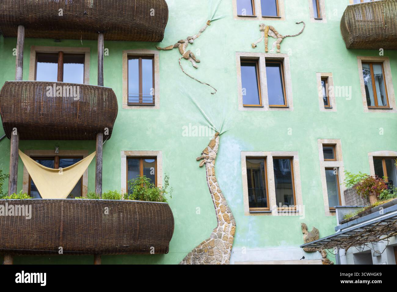 Balconi in rattan su una casa ornata nel quartiere alla moda di Neustadt, Dresda, Sassonia, Germania Foto Stock
