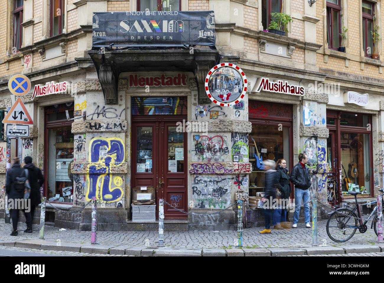 Area d'ingresso del Musikhaus nel quartiere alla moda di Neustadt, Dresda, Sassonia, Germania Foto Stock