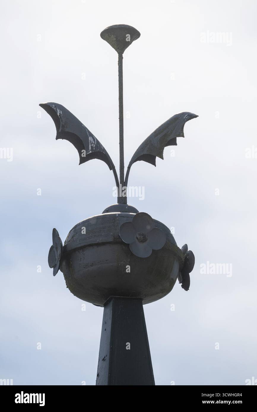 Elemento in ferro ornamentale sulla cima del tetto, ex cartiera per la produzione di pannelli di pasta di legno di falda, sito Patrimonio dell'Umanità dell'UNESCO Factory Village Verla Foto Stock