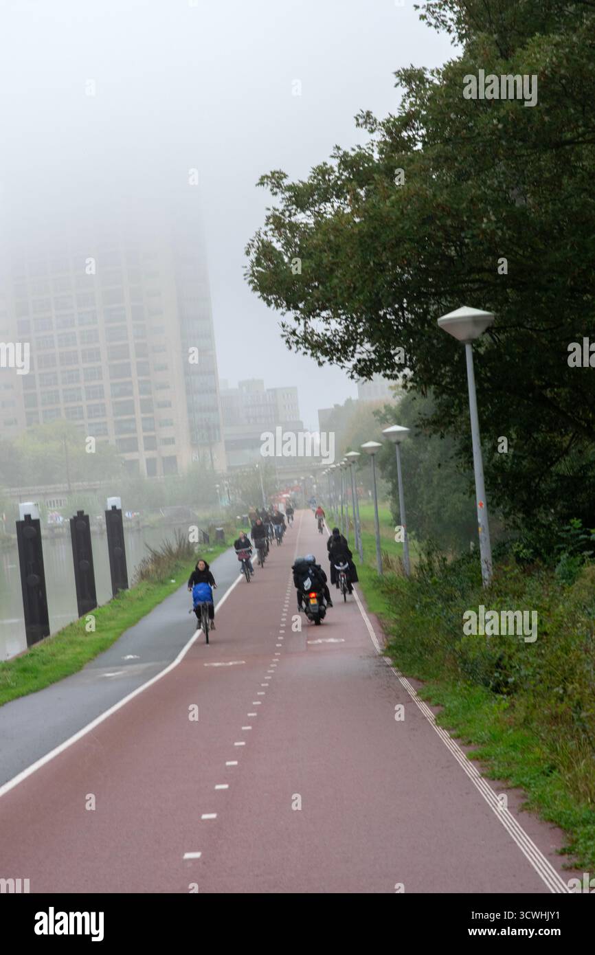 Percorso ciclabile lungo il Weesperzijde ad Amsterdam, Paesi Bassi 7-10-2025 Foto Stock