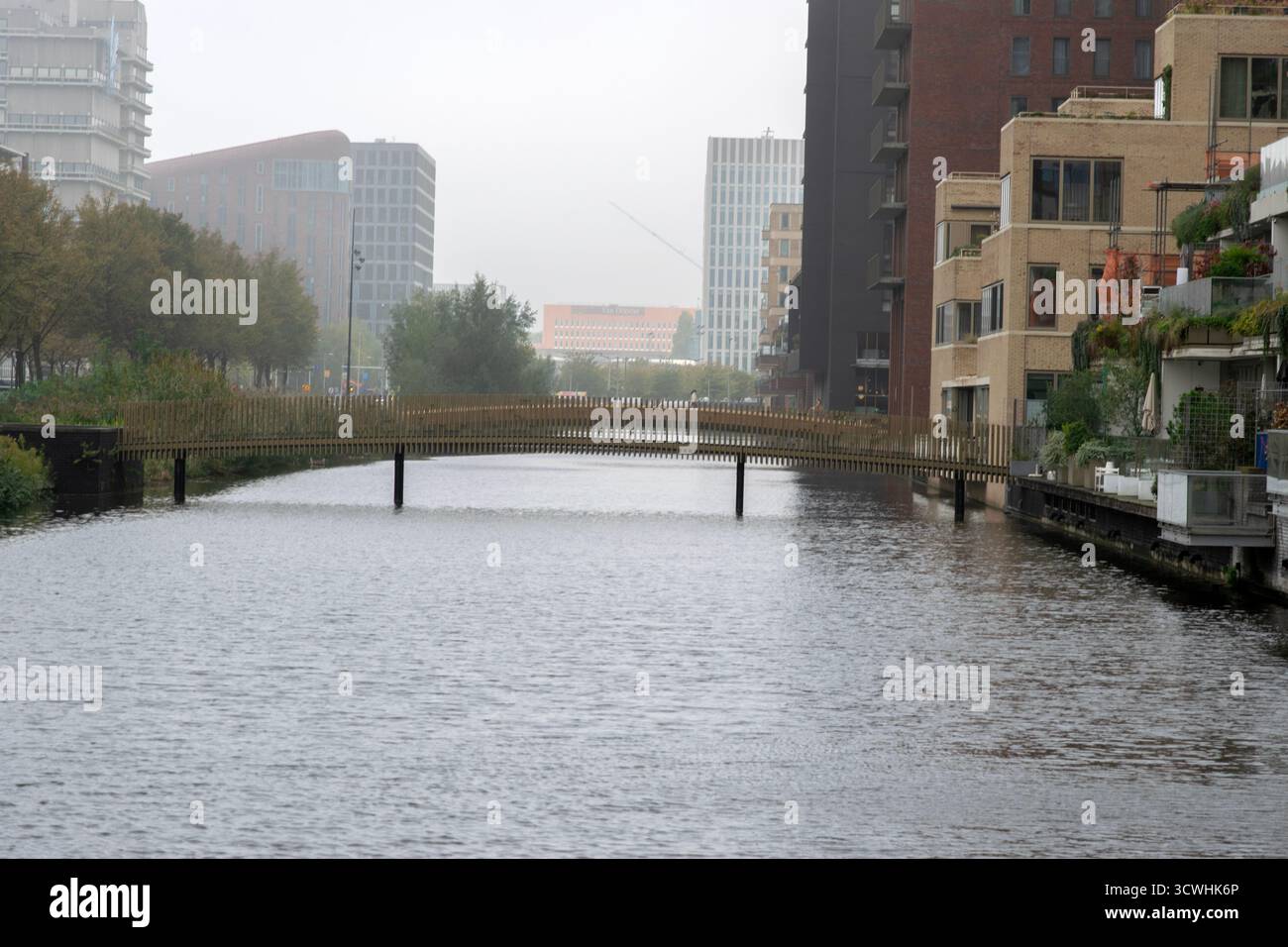 Il ponte Lex Van Deldenbrug sullo sfondo in Misty Weather ad Amsterdam Paesi Bassi 7-10-2025 Foto Stock