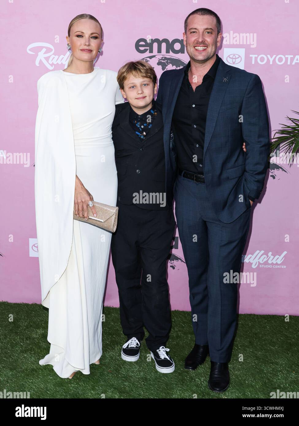 STUDIO CITY, LOS ANGELES, CALIFORNIA, USA - 11 OTTOBRE: Malin Akerman, Son Sebastian Zincone e il marito/attore inglese Jack Donnelly arrivano al 35° Annual EMA (Environmental Media Association) Awards Gala 2025 tenutosi al CBS Radford Studio Center l'11 ottobre 2025 a Studio City, Los Angeles, California, Stati Uniti. (Foto di Xavier Collin/Image Press Agency) Foto Stock