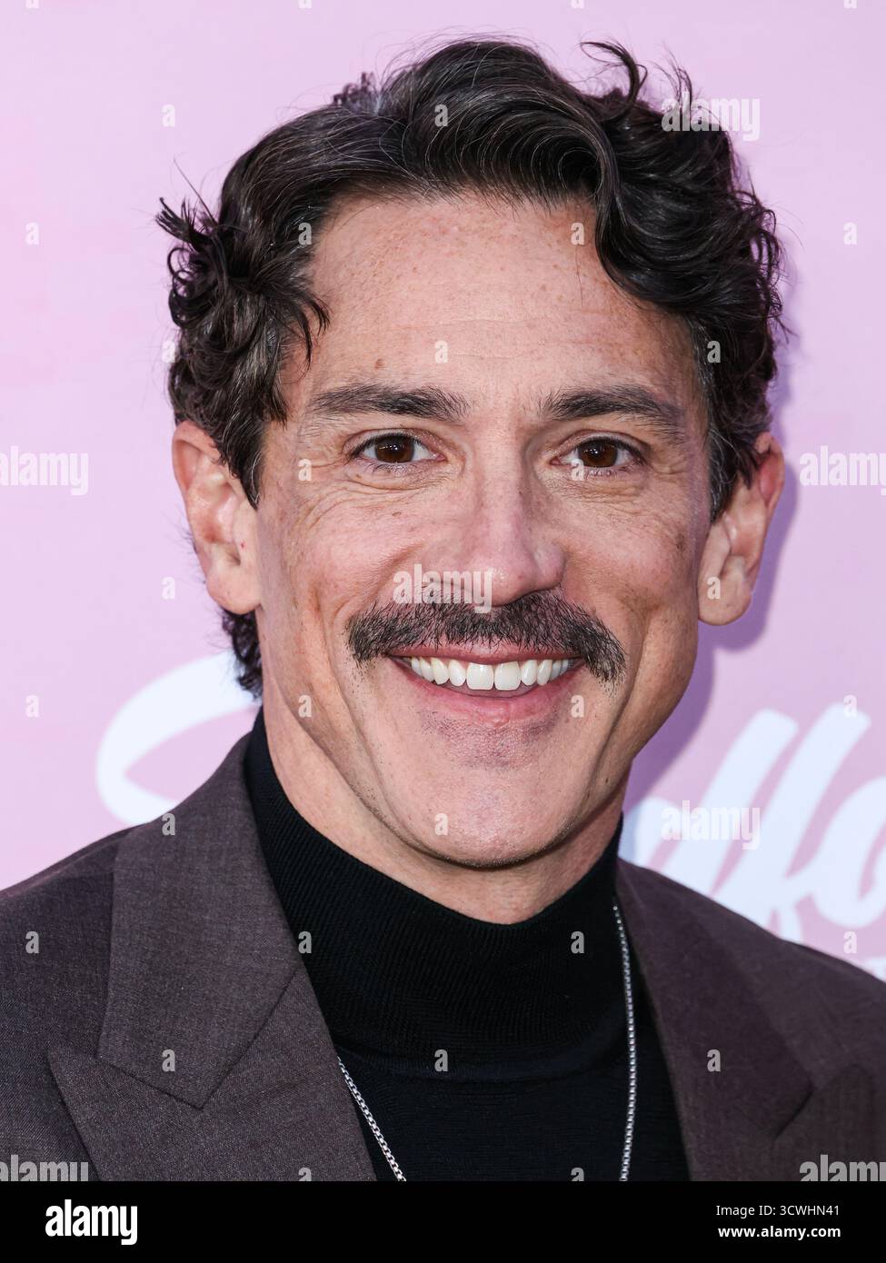 Studio City, Stati Uniti. 11 ottobre 2025. STUDIO CITY, LOS ANGELES, CALIFORNIA, USA - 11 OTTOBRE: L'attore e cantante americano Steve Kazee arriva al 35° Annual EMA (Environmental Media Association) Awards Gala 2025 tenutosi presso il CBS Radford Studio Center l'11 ottobre 2025 a Studio City, Los Angeles, California, Stati Uniti. (Foto di Xavier Collin/Image Press Agency) credito: Image Press Agency/Alamy Live News Foto Stock