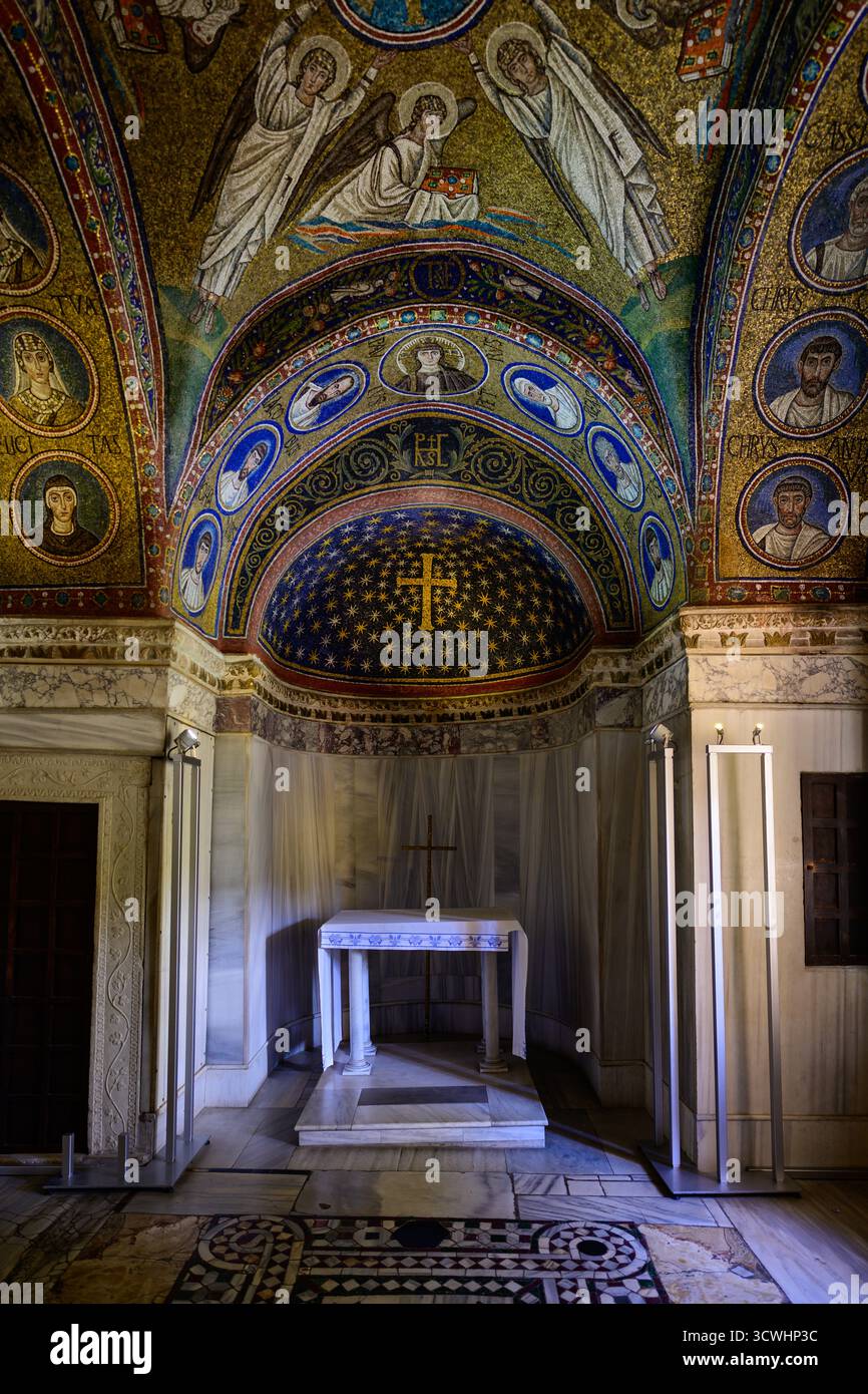 Ravenna, Italia - settembre 29 2025: Cappella di Sant'Andrea o Capella di Sant'Andrea nel Museo Arcivescovile con i suoi splendidi mosaici. Foto Stock