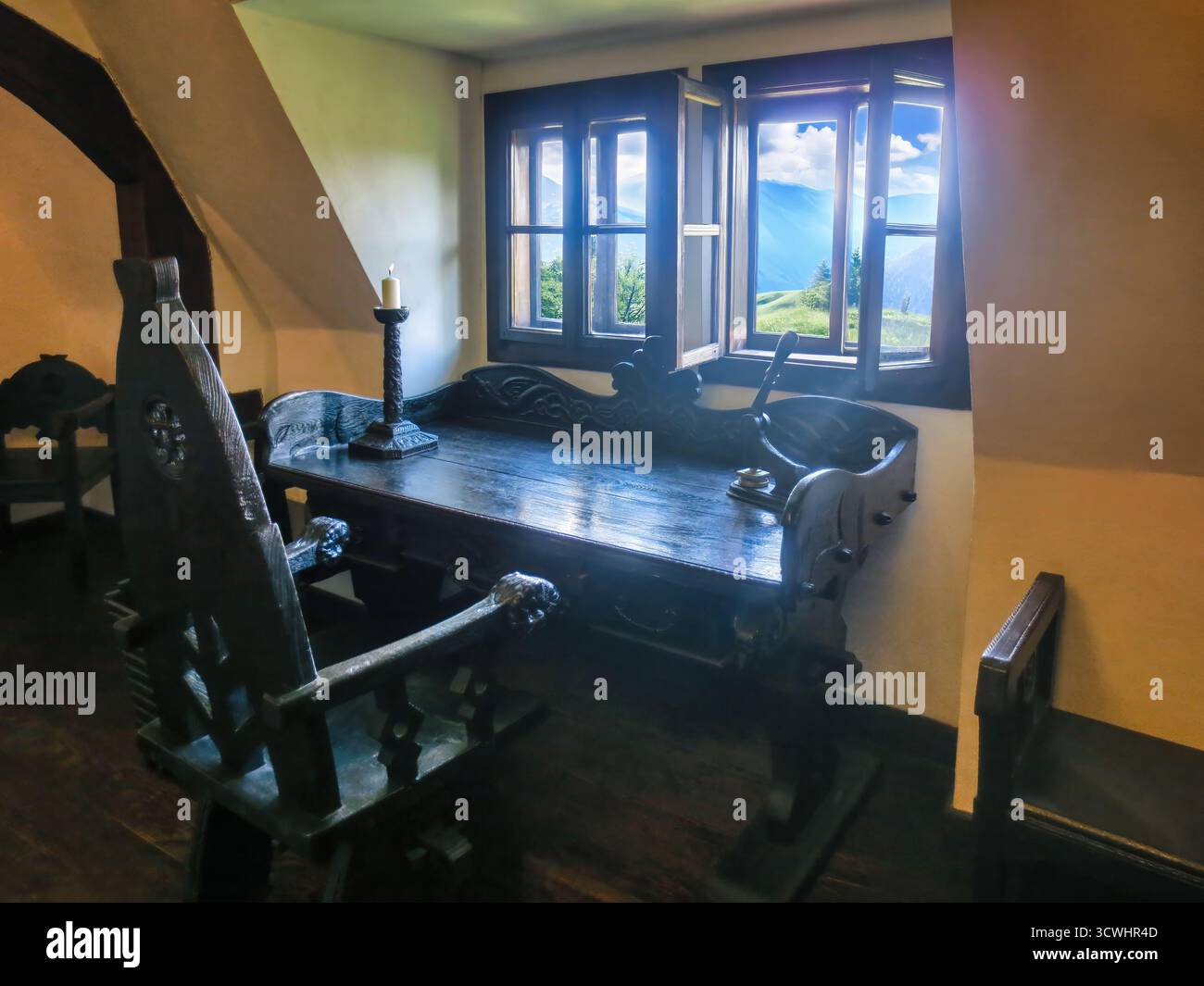 Mobili in legno d'epoca scrivania presso la crusca medievale del castello, interni, tradizione rumena, Transilvania, Alpi Călimani Foto Stock