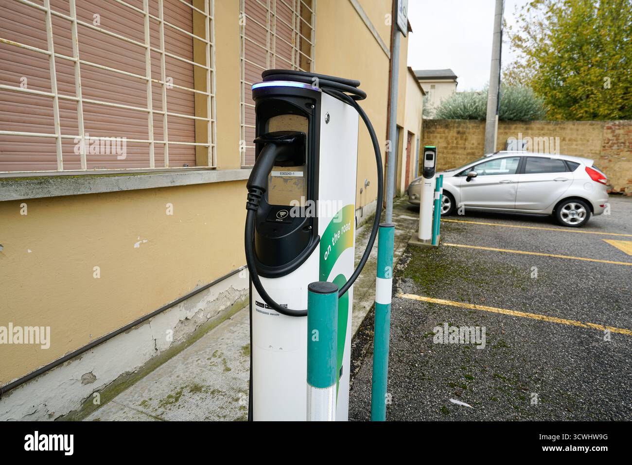Tresigallo (FE) 5 ottobre 2025. stazione di rifornimento per auto elettriche in una strada nel centro città Foto Stock