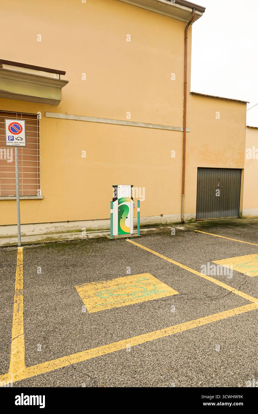 Tresigallo (FE) 5 ottobre 2025. stazione di rifornimento per auto elettriche in una strada nel centro città Foto Stock