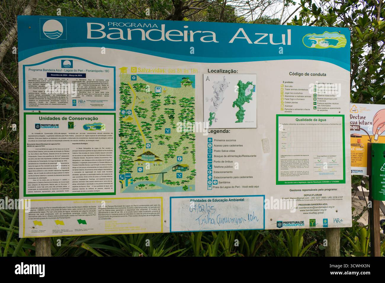 Florianopolis, Brasile - 6 settembre 2025: Segno informativo del programma ambientale bandiera Blu (Bandeira Azul) a Lagoa do Peri Foto Stock