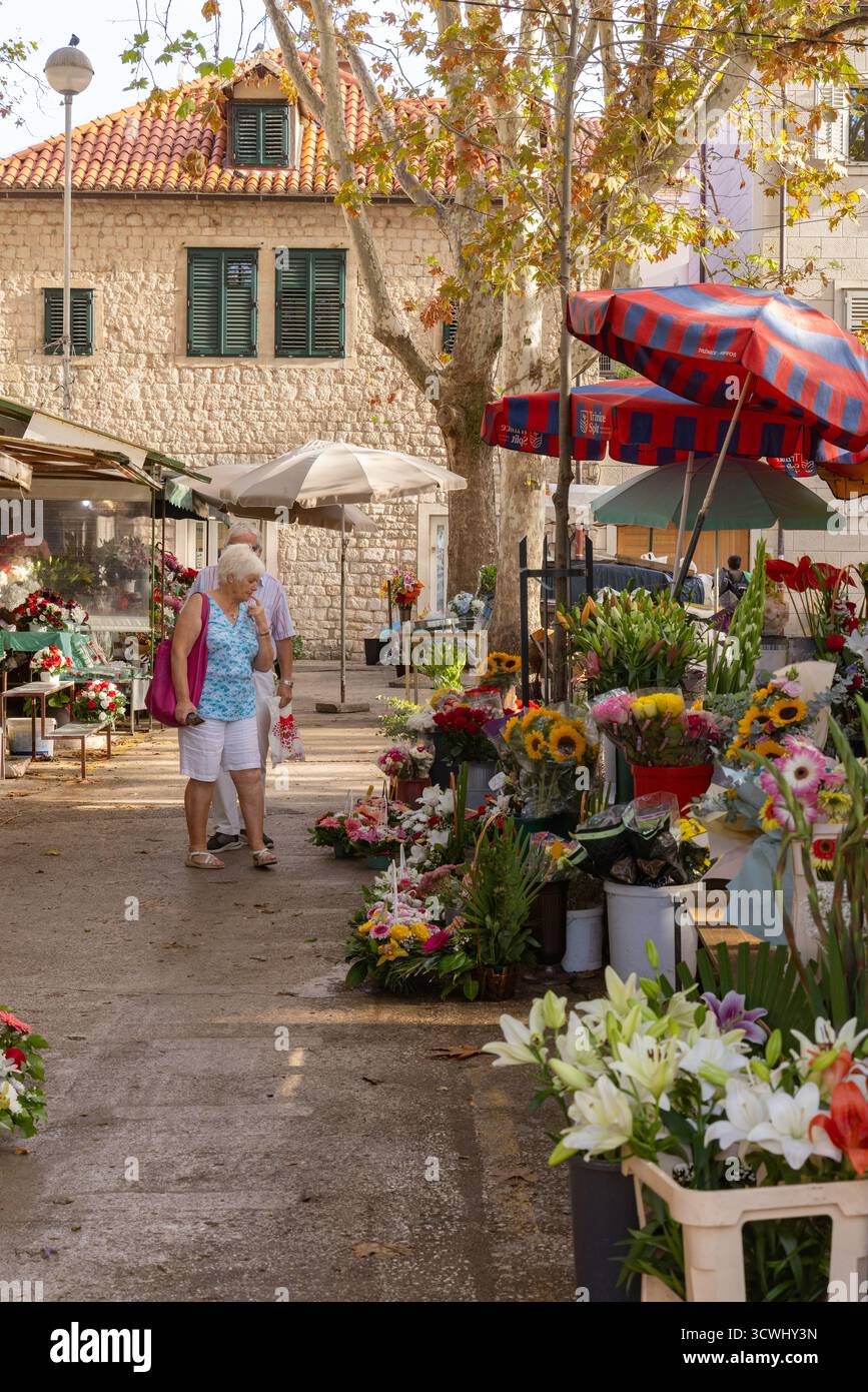 Spalato, Croazia; persone che fanno shopping presso le bancarelle di fiori, mercato di Spalato, città vecchia di Spalato, Spalato Croazia Europa. Stile di vita croato. Foto Stock