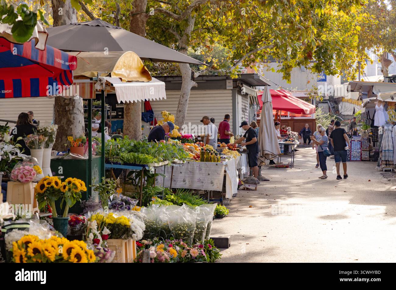 Spalato, Croazia; persone che fanno shopping presso le bancarelle di fiori, mercato di Spalato, città vecchia di Spalato, Spalato Croazia Europa. Stile di vita croato. Foto Stock