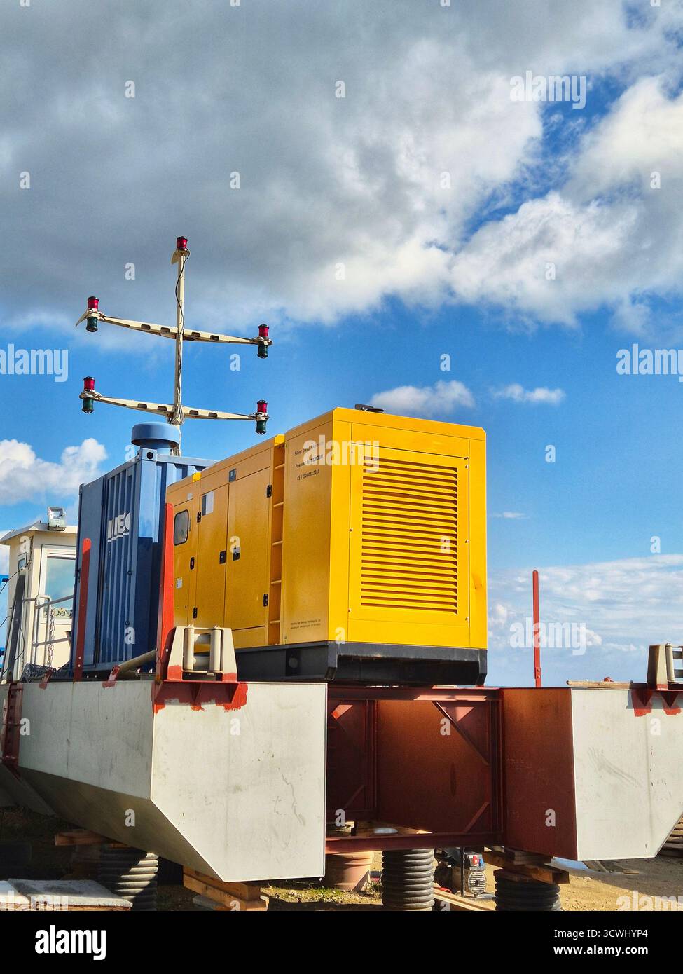 Generatore diesel industriale. gruppo propulsore giallo sul mozzo logistico. generatore di riserva contro un cielo spettacolare. - Immagine stock catturata con smartphone