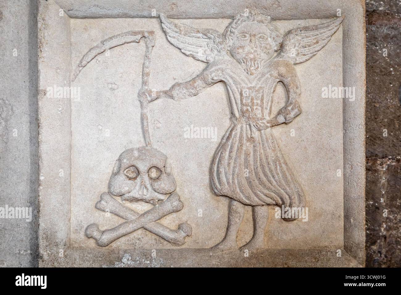 Scultura in pietra del santamente cupo mietitore con teschio e ossa incrociate, Cattedrale di Peterborough, Cambridgeshire, Inghilterra, Regno Unito Foto Stock