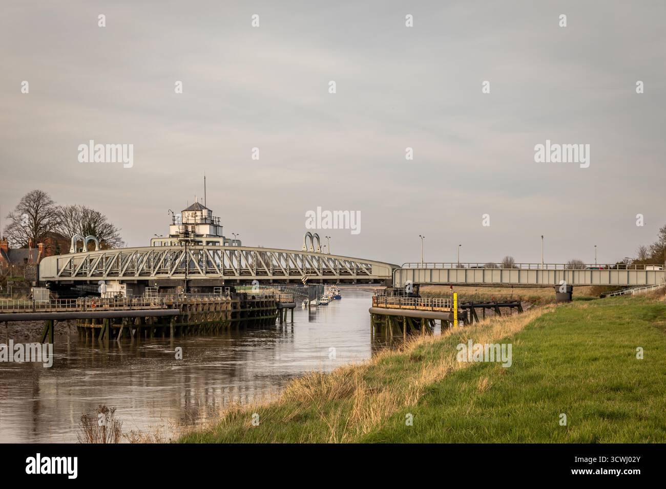 Attraversa il ponte girevole Keys sul fiume Nene, Sutton Bridge, Lincolnshire, Inghilterra, Regno Unito Foto Stock