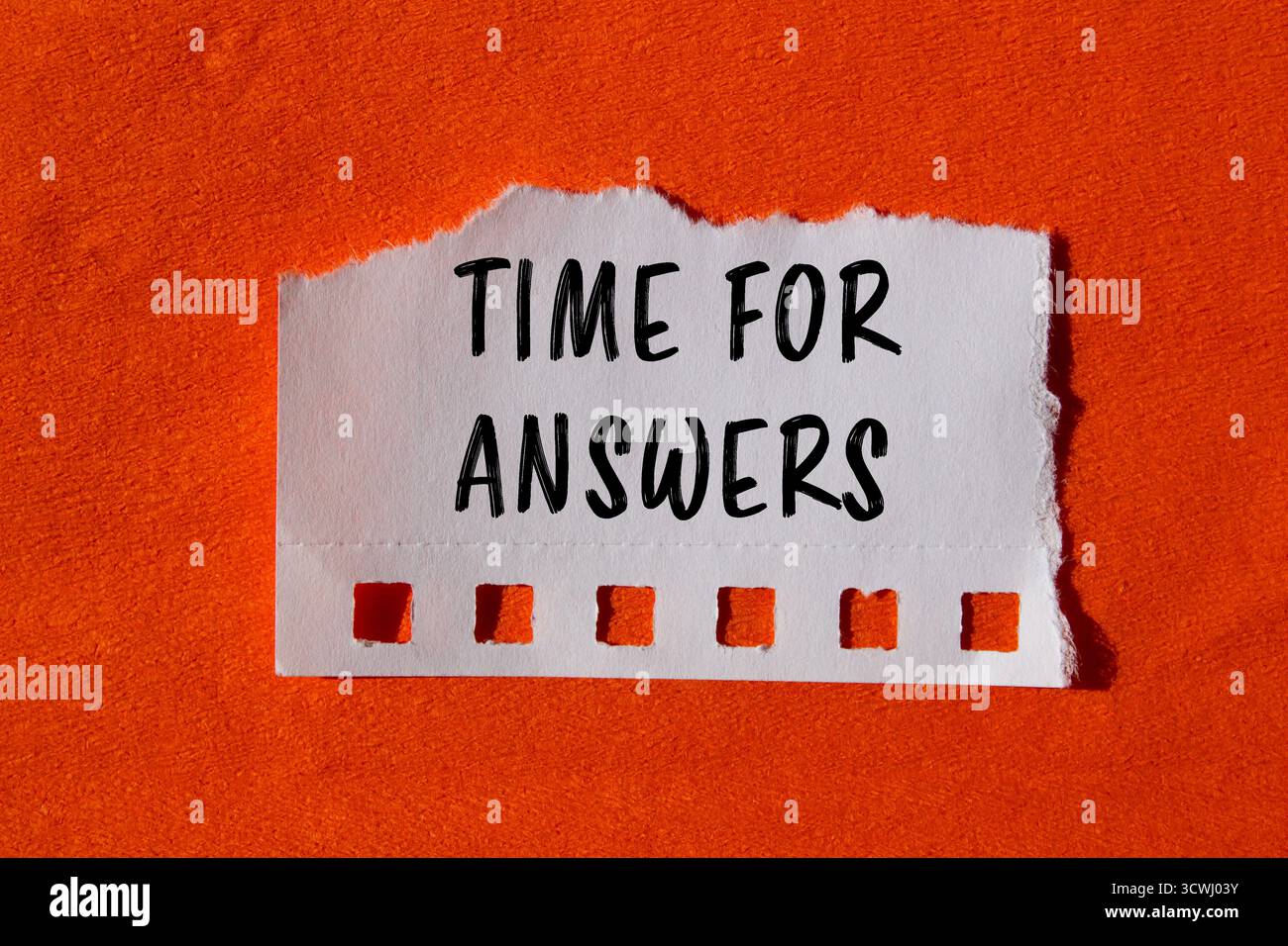 Messaggio tempo per risposte scritto su sfondo strappato. Simbolo tempo concettuale per le risposte. Copia spazio. Foto Stock