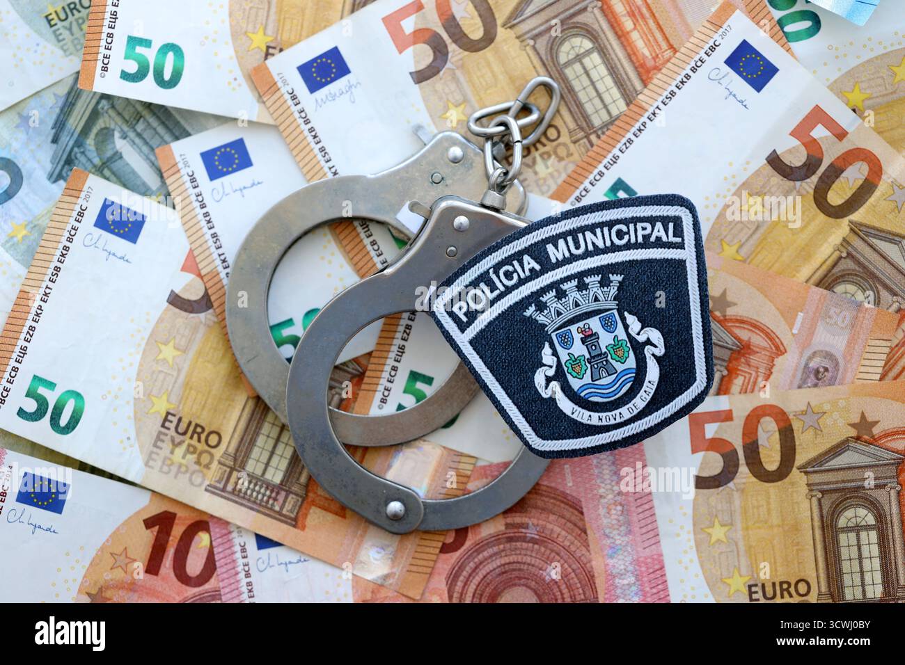 KIEV, UCRAINA - 6 SETTEMBRE 2025 Portogallo polizia municipale e grande quantità di banconote in euro con manette da vicino Foto Stock