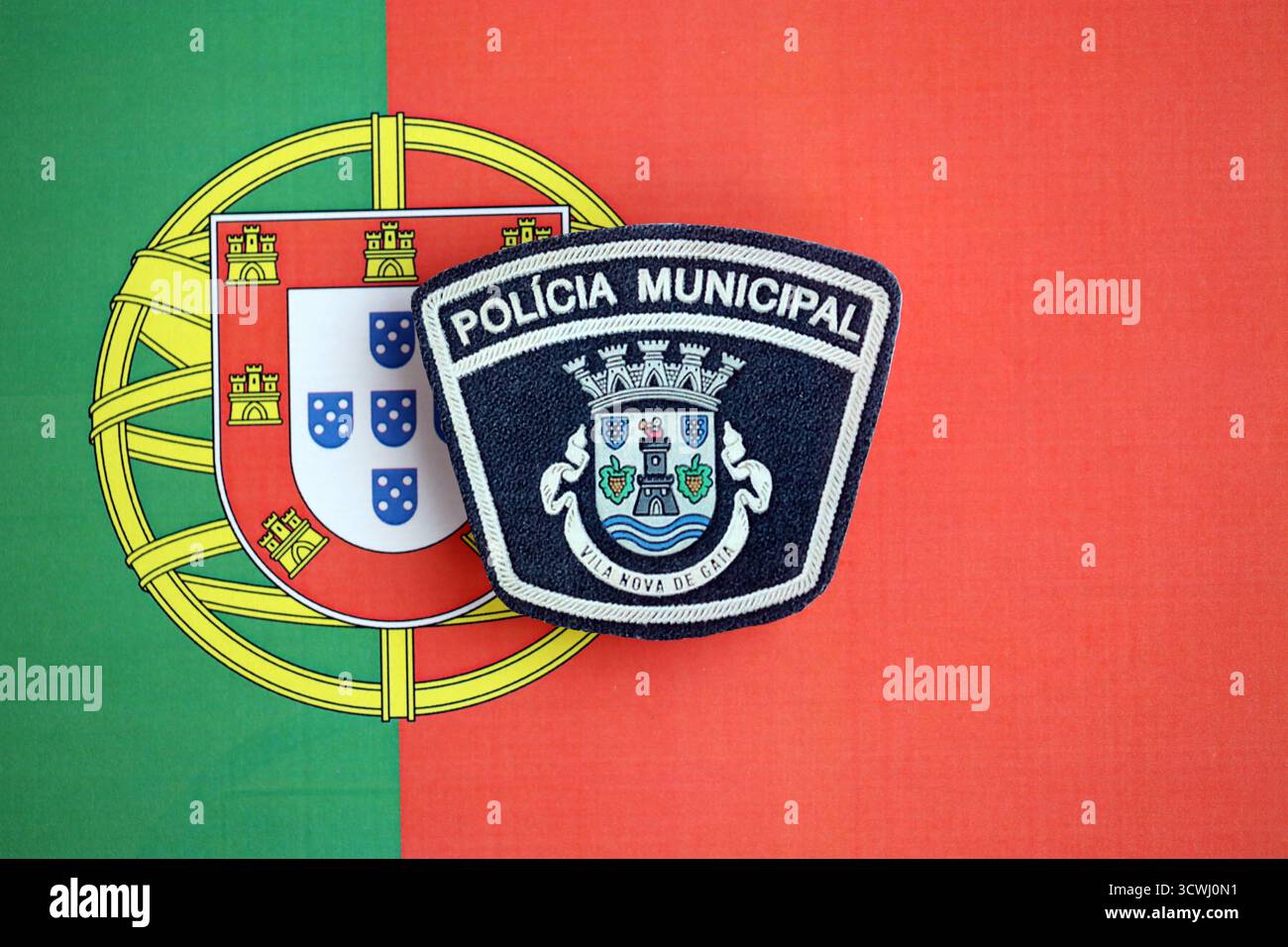 KIEV, UCRAINA - 6 SETTEMBRE 2025 Portogallo polizia municipale patch sulla bandiera nazionale primo piano Foto Stock