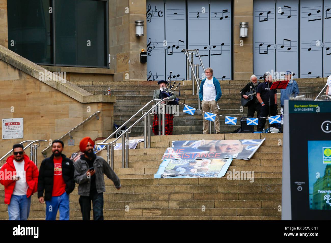 Glasgow, Scozia, Regno Unito. 12 ottobre 2025. I sostenitori dell'ex primo ministro Alex Salmond si sono riuniti a Glasgow per celebrare il primo anniversario della sua morte. I partecipanti hanno reso omaggio con discorsi, fiori e momenti di riflessione in onore dell’eredità politica dell’ex leader del SNP e dell’impatto sull’indipendenza scozzese. Crediti: Jacob Hughes/Alamy Live News Foto Stock