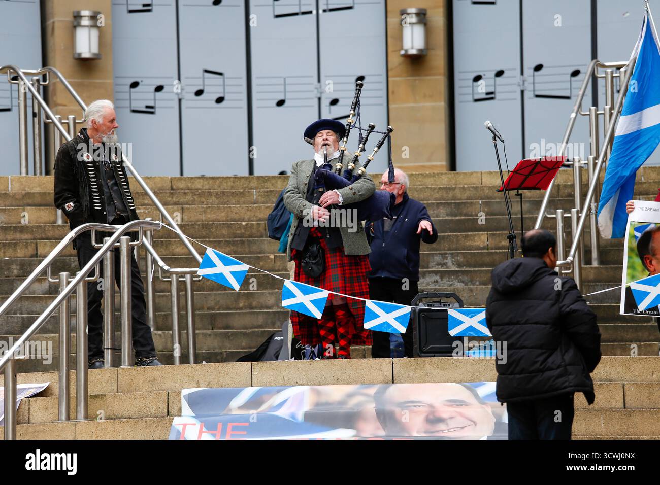 Glasgow, Scozia, Regno Unito. 12 ottobre 2025. I sostenitori dell'ex primo ministro Alex Salmond si sono riuniti a Glasgow per celebrare il primo anniversario della sua morte. I partecipanti hanno reso omaggio con discorsi, fiori e momenti di riflessione in onore dell’eredità politica dell’ex leader del SNP e dell’impatto sull’indipendenza scozzese. Crediti: Jacob Hughes/Alamy Live News Foto Stock