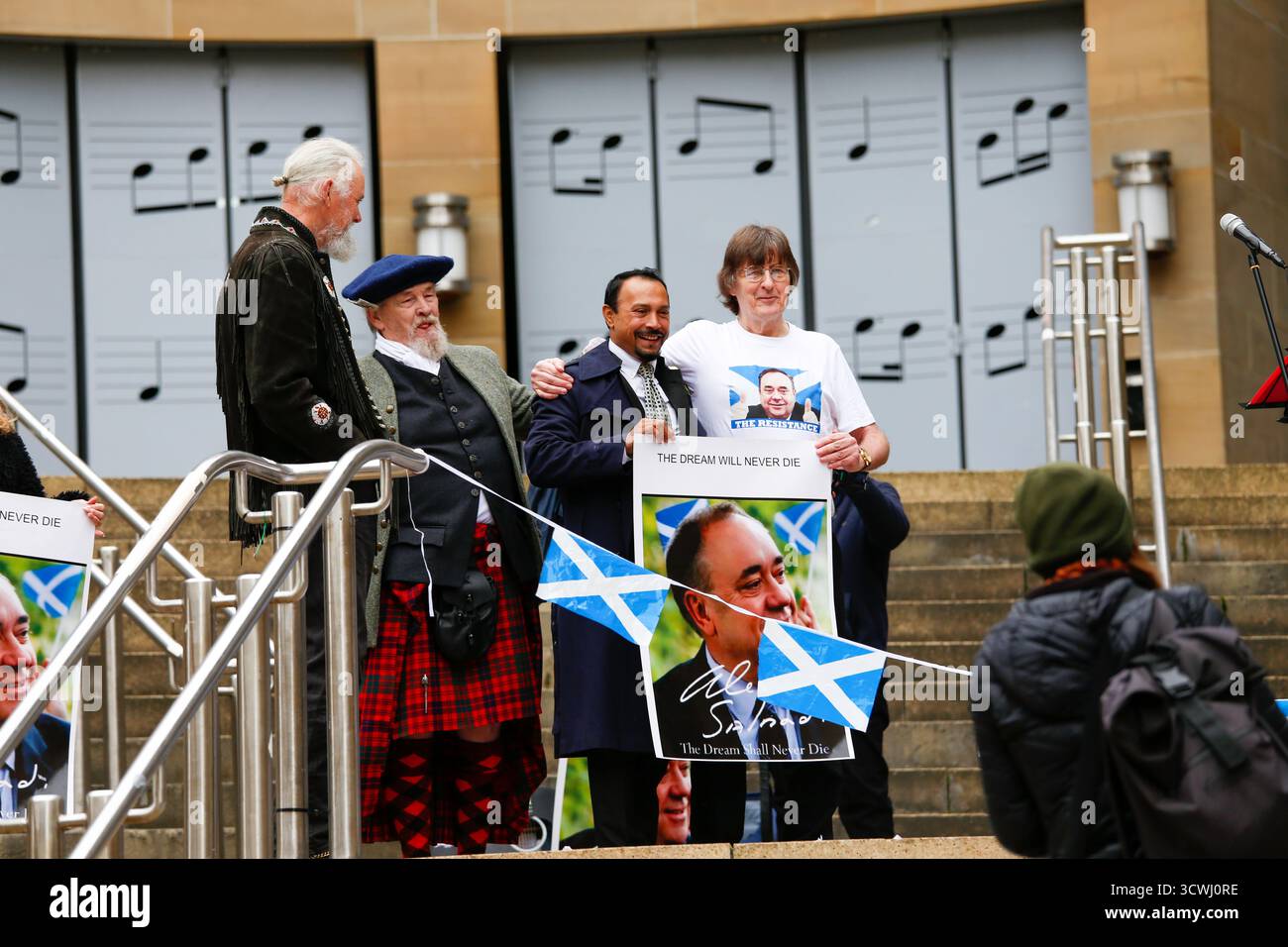 Glasgow, Scozia, Regno Unito. 12 ottobre 2025. I sostenitori dell'ex primo ministro Alex Salmond si sono riuniti a Glasgow per celebrare il primo anniversario della sua morte. I partecipanti hanno reso omaggio con discorsi, fiori e momenti di riflessione in onore dell’eredità politica dell’ex leader del SNP e dell’impatto sull’indipendenza scozzese. Crediti: Jacob Hughes/Alamy Live News Foto Stock