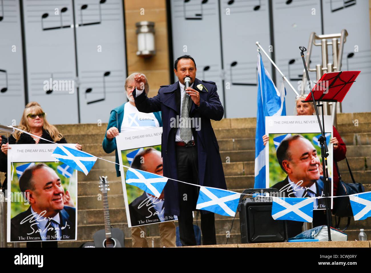 Glasgow, Scozia, Regno Unito. 12 ottobre 2025. I sostenitori dell'ex primo ministro Alex Salmond si sono riuniti a Glasgow per celebrare il primo anniversario della sua morte. I partecipanti hanno reso omaggio con discorsi, fiori e momenti di riflessione in onore dell’eredità politica dell’ex leader del SNP e dell’impatto sull’indipendenza scozzese. Crediti: Jacob Hughes/Alamy Live News Foto Stock