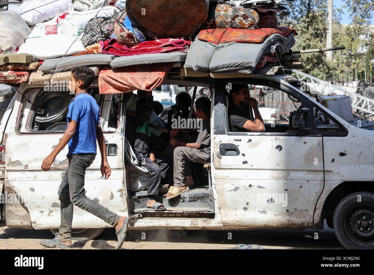 Gaza. 11 ottobre 2025. I palestinesi che trasportano i loro effetti personali tornano a nord lungo la strada Salah al-DIN nella Striscia di Gaza centrale, 11 ottobre 2025. I palestinesi sfollati hanno iniziato a tornare dalla parte meridionale della Striscia di Gaza a nord dopo che l'esercito israeliano ha annunciato che ai civili è permesso muoversi attraverso la strada costiera di Rashid e la strada di Salah al-DIN, hanno detto fonti locali venerdì. Crediti: Rizek Abdeljawad/Xinhua/Alamy Live News Foto Stock