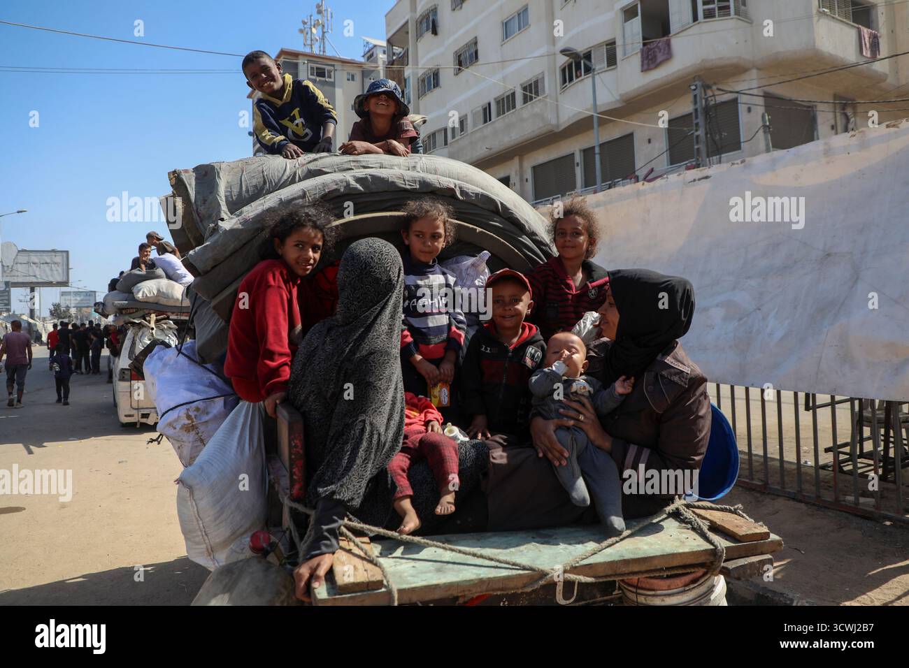 Gaza. 11 ottobre 2025. I palestinesi che trasportano i loro effetti personali tornano a nord lungo la strada Salah al-DIN nella Striscia di Gaza centrale, 11 ottobre 2025. I palestinesi sfollati hanno iniziato a tornare dalla parte meridionale della Striscia di Gaza a nord dopo che l'esercito israeliano ha annunciato che ai civili è permesso muoversi attraverso la strada costiera di Rashid e la strada di Salah al-DIN, hanno detto fonti locali venerdì. Crediti: Rizek Abdeljawad/Xinhua/Alamy Live News Foto Stock