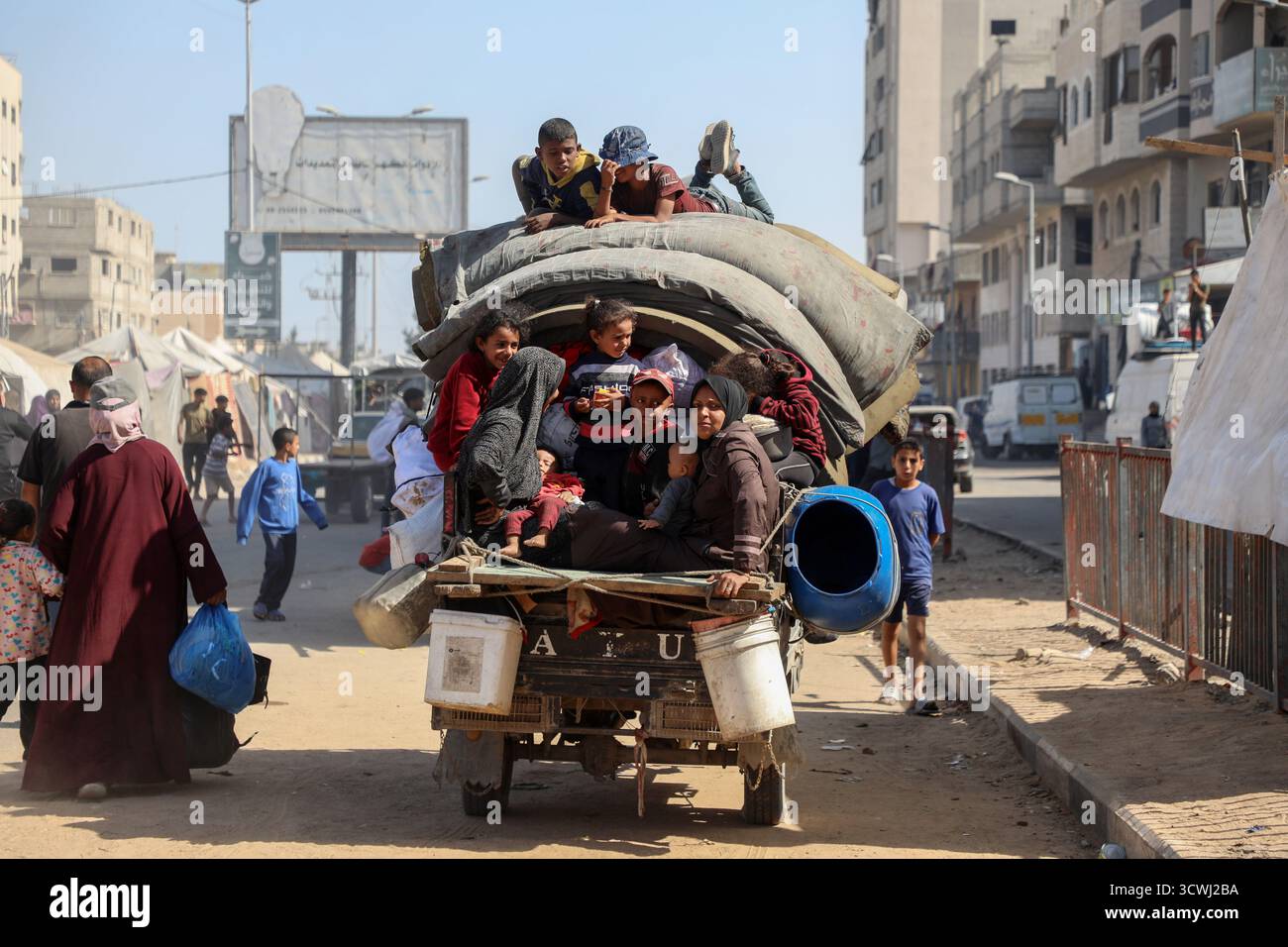 Gaza. 11 ottobre 2025. I palestinesi che trasportano i loro effetti personali tornano a nord lungo la strada Salah al-DIN nella Striscia di Gaza centrale, 11 ottobre 2025. I palestinesi sfollati hanno iniziato a tornare dalla parte meridionale della Striscia di Gaza a nord dopo che l'esercito israeliano ha annunciato che ai civili è permesso muoversi attraverso la strada costiera di Rashid e la strada di Salah al-DIN, hanno detto fonti locali venerdì. Crediti: Rizek Abdeljawad/Xinhua/Alamy Live News Foto Stock