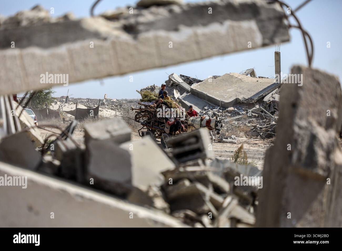 Gaza. 11 ottobre 2025. I palestinesi che trasportano i loro effetti personali tornano a nord lungo la strada Salah al-DIN nella Striscia di Gaza centrale, 11 ottobre 2025. I palestinesi sfollati hanno iniziato a tornare dalla parte meridionale della Striscia di Gaza a nord dopo che l'esercito israeliano ha annunciato che ai civili è permesso muoversi attraverso la strada costiera di Rashid e la strada di Salah al-DIN, hanno detto fonti locali venerdì. Crediti: Rizek Abdeljawad/Xinhua/Alamy Live News Foto Stock