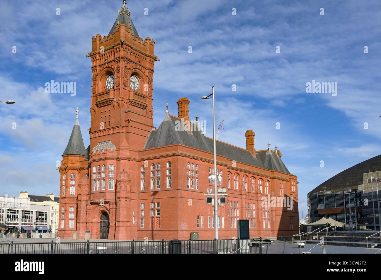 Cardiff, Galles Regno Unito - 5 ottobre 2025: Vista frontale esterna dello storico edificio Pierhead nella baia di Cardiff. Foto Stock