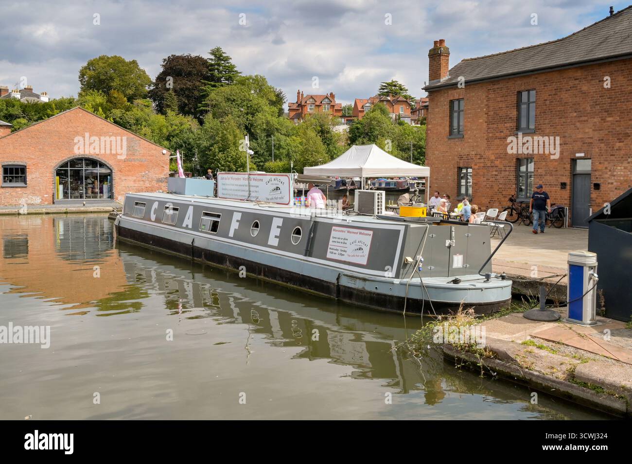 Worcester, Worcestershire, Inghilterra, Regno Unito - 24 agosto 2025: Barca stretta convertita in un caffè ormeggiato nel bacino del canale a Worcester sul Worcester e. Foto Stock