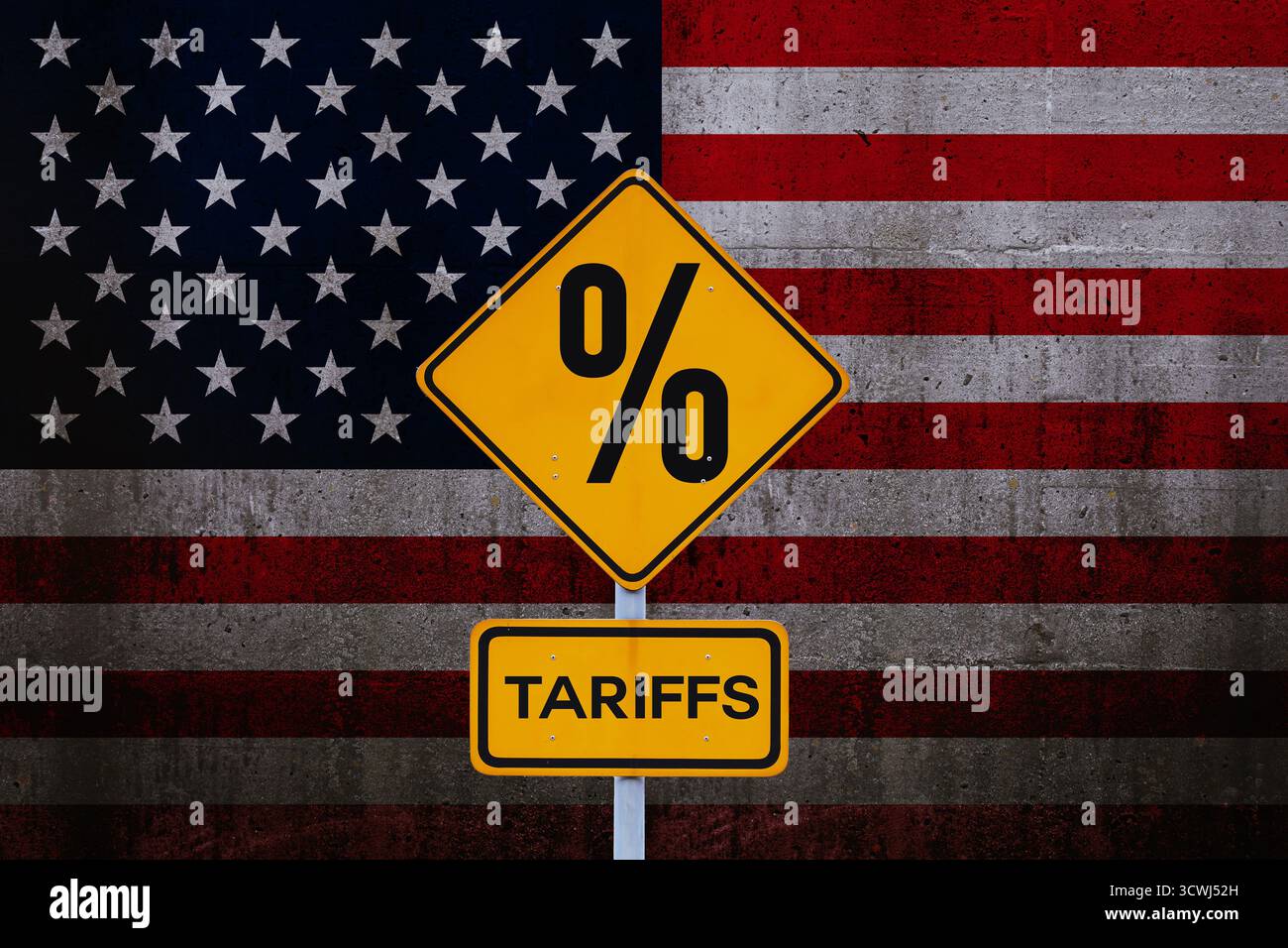 Tariffe. Tariffe dei cartelli stradali gialli sullo sfondo di American Flag, concetto. Guerre commerciali e crisi, idea creativa. Politica commerciale DEGLI STATI UNITI. Tariffe Foto Stock