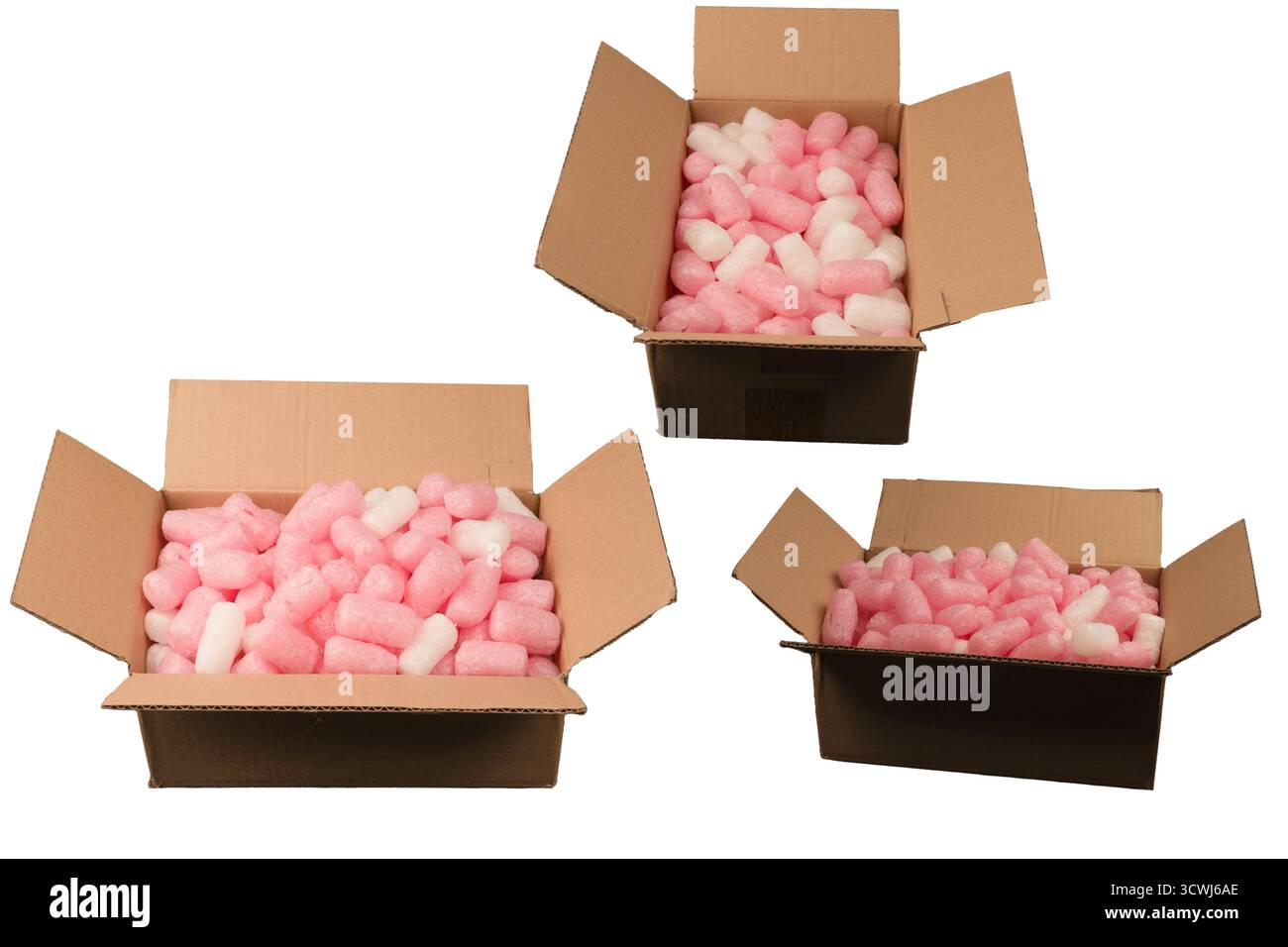 Scatola di cartone e materiale di riempimento bianco in esso isolato su sfondo bianco. Foto Stock