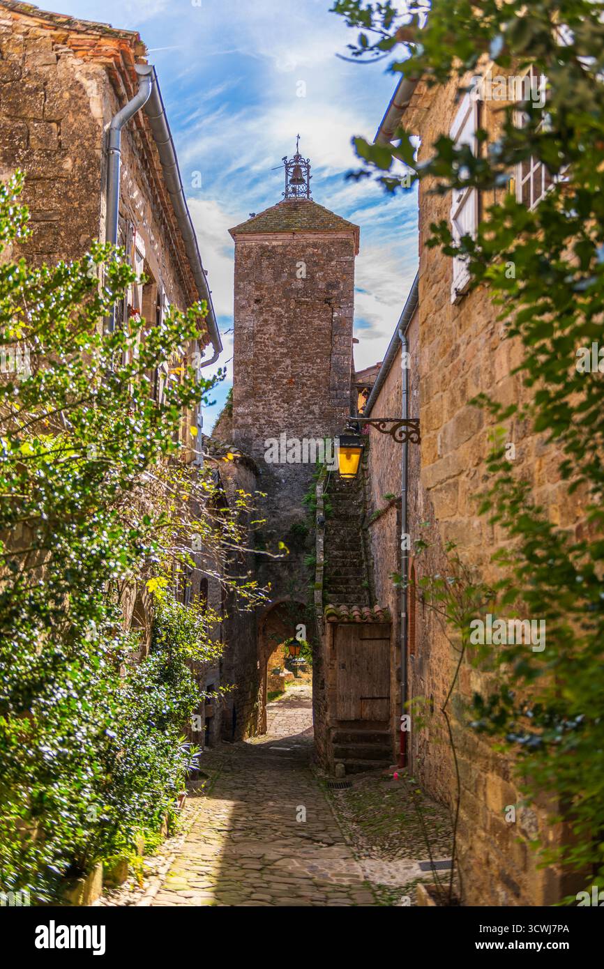 Una strada nel bellissimo villaggio medievale di penne, nella regione del Tarn di Occitanie, Francia Foto Stock
