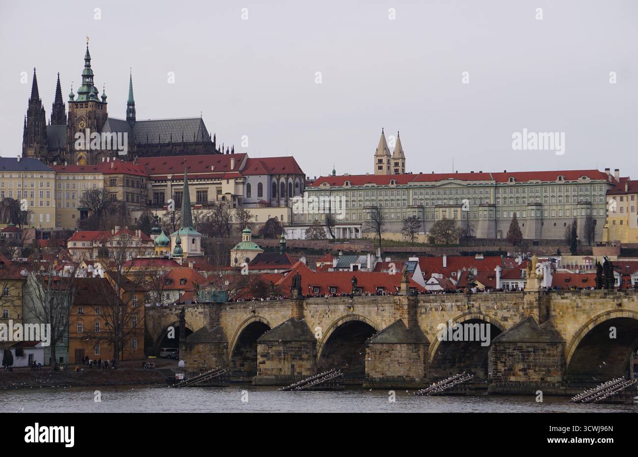 Skyline di Praga con il Ponte Carlo, il Castello di Praga e la Cattedrale di San Vito sul fiume Moldava in una giornata invernale nuvolosa Foto Stock
