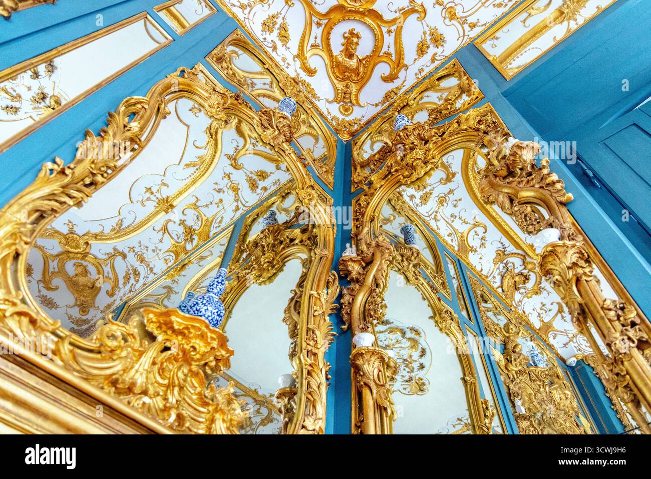 Sala del governo MIRRO presso il Falkenlust Palace, parte del complesso del castello di Brühl, Brühl, Germania Foto Stock