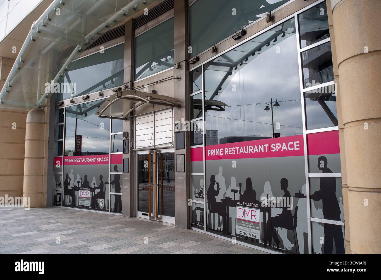 Maidenhead, Berkshire, Regno Unito. 10 ottobre 2025. Uno spazio di vendita vuoto a Maidenhead. Anche se centinaia di nuovi appartamenti sono in costruzione nella città di Maidenhead, Berkshire, numerosi negozi e aziende hanno chiuso. L'ex parcheggio Broadway Multi Storey è stato demolito, il che significa che ci sono molti meno posti per gli amanti dello shopping in città, il che sta aggravando la scomparsa del centro città. Crediti: Maureen McLean/Alamy Foto Stock