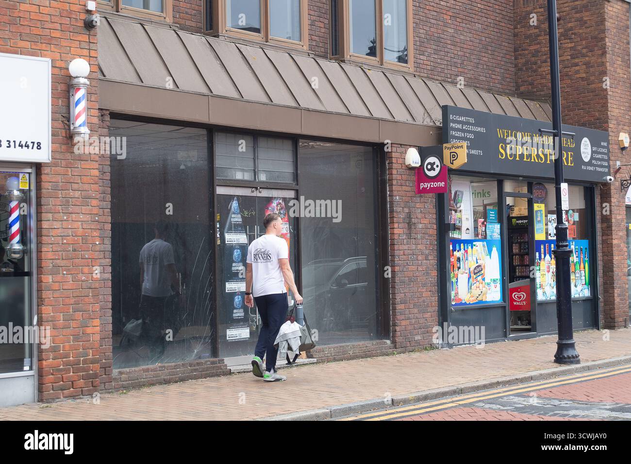 Maidenhead, Berkshire, Regno Unito. 10 ottobre 2025. Uno spazio di vendita vuoto a Maidenhead. Anche se centinaia di nuovi appartamenti sono in costruzione nella città di Maidenhead, Berkshire, numerosi negozi e aziende hanno chiuso. L'ex parcheggio Broadway Multi Storey è stato demolito, il che significa che ci sono molti meno posti per gli amanti dello shopping in città, il che sta aggravando la scomparsa del centro città. Crediti: Maureen McLean/Alamy Foto Stock