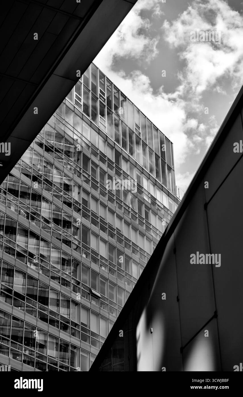 Arte pubblica e architettura nella comunità pianificata di Donau City lungo il Danubio a Vienna Foto Stock