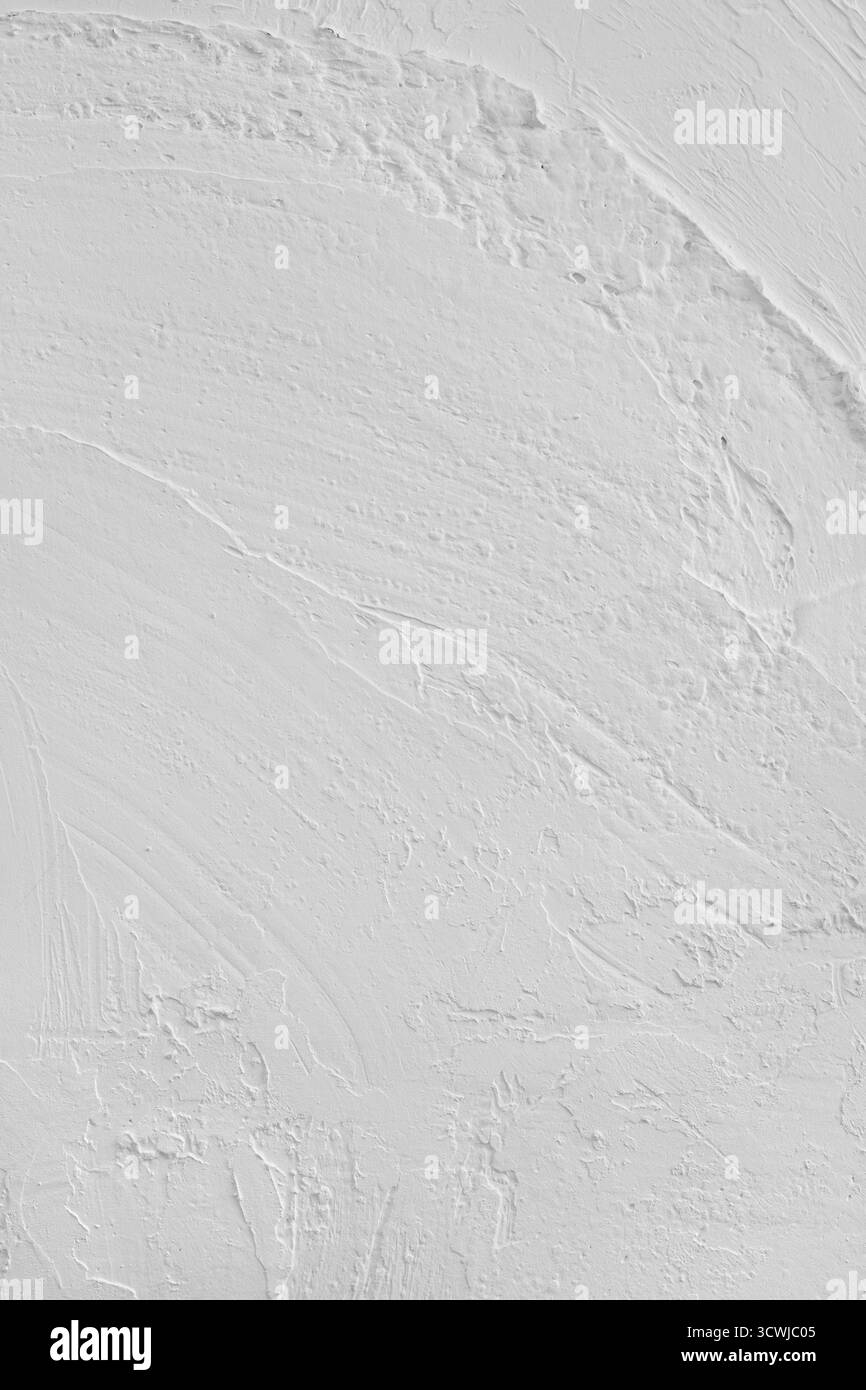 Primo piano, superficie della parete in cemento colorato bianco brillante con tratti di intonaco ruvidi, ruvidi, ruvidi e astratti. Sfondo grunge, industriale Foto Stock