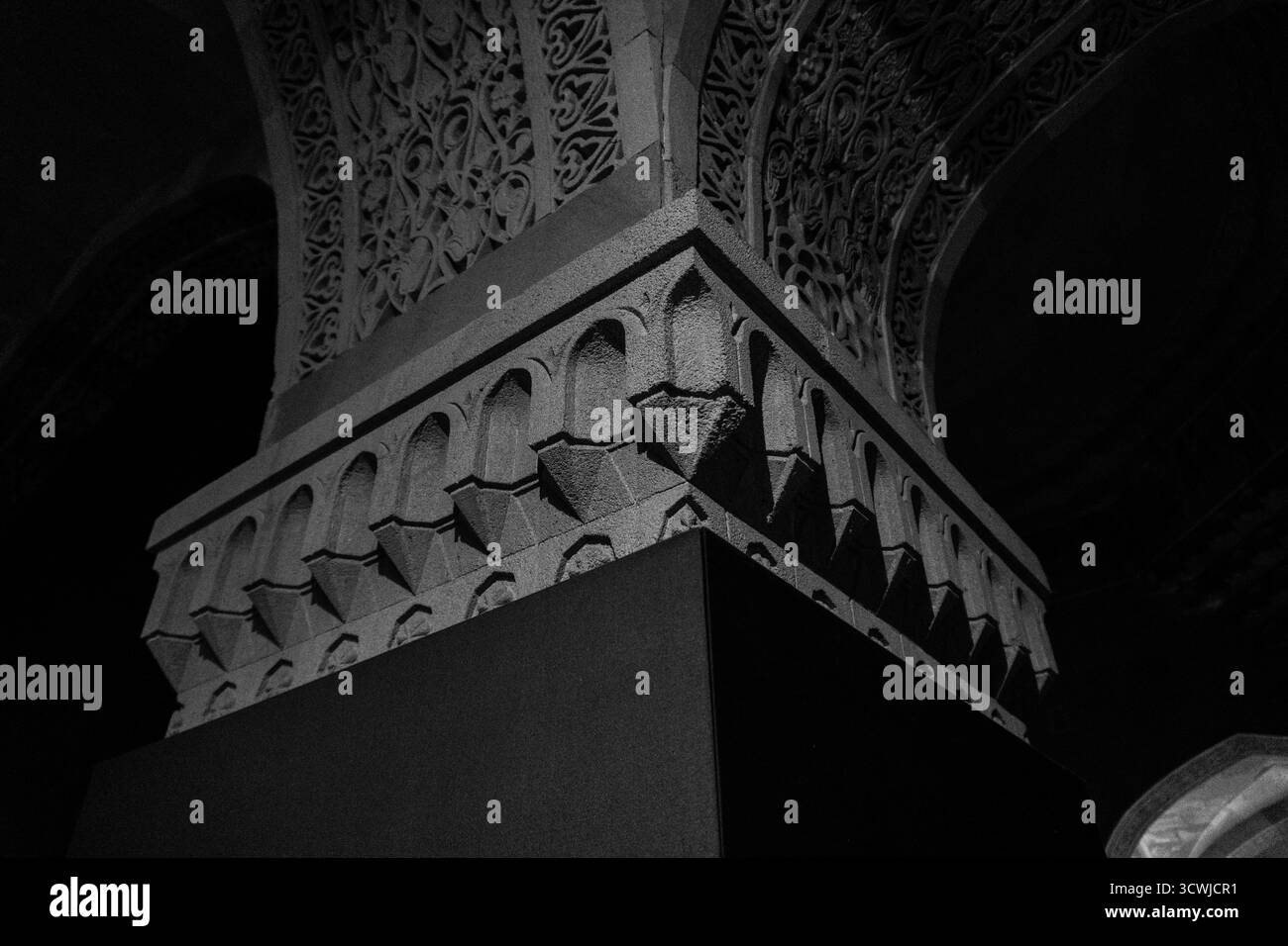 Le foto sono state scattate durante il viaggio di vacanza al Palazzo Shirvanshahs. Viaggi, storia e concetti educativi. Baku, Azerbaigian. 24.08.2025. Foto Stock